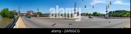 Zanesville, Ohio - August 4, 2019: Die Y-förmige Brücke in Zanesville, Ohio am 4. August 2019. Es ist eine schöne Brücke über den Fluss. Stockfoto