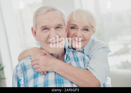 Close-up Portrait von zwei netten attraktiven sorgfältige Süße sanfte Heiter Heiter stille Menschen leben Partner Schatz Zuneigung schmusen Stockfoto