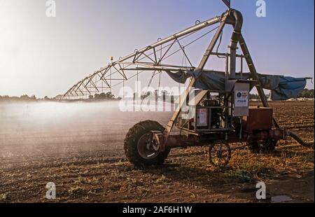 Bewässerung Roboter Bewässerung ein Feld. In der Wüste Negev, Israel fotografiert. Stockfoto