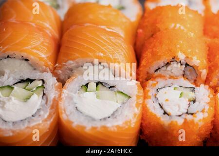Detail einer California Maki und Philadelphia Rollen in einem bento box Stockfoto
