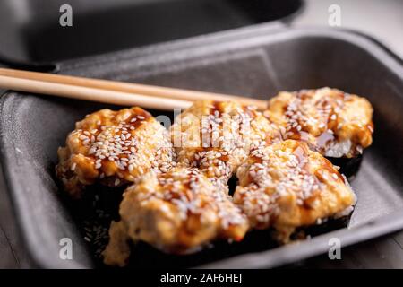 Aal Sushi Rollen in eine Box. selektive Fokus. verpackte Sushi. Traditionelle Japan Food. Stockfoto