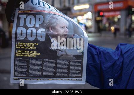 London, Großbritannien. 13 Dez, 2019. Die Vorderseite der Zeitung kündigt 'Top Dog' nach Großbritannien zu den Abstimmungen für die dritten Parlamentswahlen zurück seit 2015, was die Konservativen einen Erdrutschsieg ein Ende auf Meinungsverschiedenheiten über die Abreise des Landes aus der EU zu setzen. Credit: Matthias Oesterle/Alamy leben Nachrichten Stockfoto