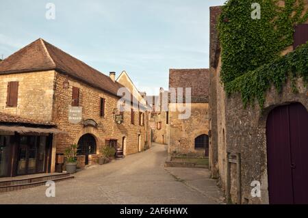 Leere Straße auf das mittelalterliche Dorf Beynac-et-Cazenac am Abend durch den Fluss Dordogne in Frankreich. Stockfoto