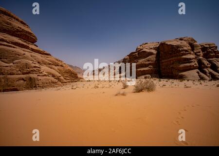 Roter Sand, Wüste Landschaft. Im Wadi Rum, Jordanien im April fotografierte Stockfoto