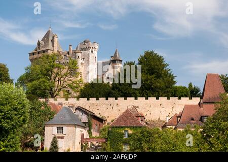 Montfort Schloss im Dorf in Vitrac, Dordogne (24), Nouvelle-Aquitaine Region, Frankreich. Stockfoto