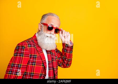 Close-up Portrait seiner er schön stattlich attraktive ernsthafte Inhalte grauhaariger Mann kühlen, modernen Macho berühren Sun specs über Helle, lebendige isoliert Stockfoto