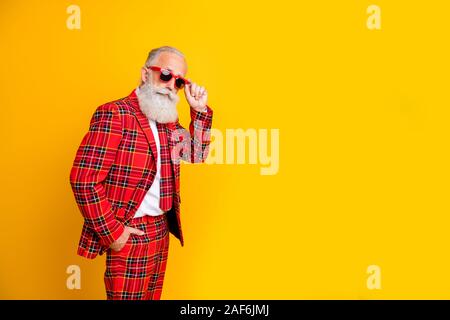 Profil Seitenansicht Porträt seiner er schön stattlich attraktive Inhalte grauhaariger Mann macho Berühren specs Posing moderne Kleidung, die über helle isoliert Stockfoto