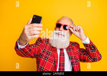 Close-up Portrait seiner er schön schön schön Heiter Heiter grauhaariger Mann macho berühren - Technische Daten nehmen, die über helle selfie isoliert Stockfoto