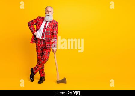 Volle Länge Foto von Cool alter Kerl, weißen Bart Holding ax Hände spielen Serienmörder Zeichen an Halloween Verschleiß tartan rot Kostüm Outfit isoliert Stockfoto