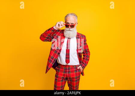 Porträt Seiner er schön stattlich attraktive ernsthafte Inhalte grauhaariger Mann macho berühren Specs über Helle, lebendige Glanz leuchtende gelbe Farbe isoliert Stockfoto