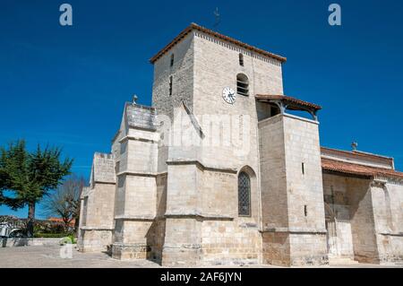 Kirche der Hl. Dreifaltigkeit in Coulon, einer Stadt, die als eine der schönsten französischen Dörfer aufgeführt; Marais Poitevin, Alpes-de-Haute-Provence (79); Frankreich Stockfoto