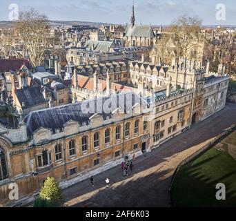 Luftaufnahme von Brasenose College der Universität Oxford, England, mit Exeter College Kapelle und Turm im Hintergrund. Stockfoto