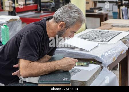 Ein Künstler arbeiten in Taller Experimental de Grafica, ein Künstler kooperative in Havanna, Kuba. Stockfoto