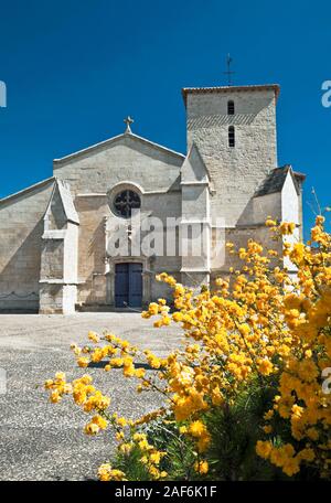 Kirche der Hl. Dreifaltigkeit in Coulon, einer Stadt, die als eine der schönsten französischen Dörfer aufgeführt; Marais Poitevin, Alpes-de-Haute-Provence (79); Frankreich Stockfoto