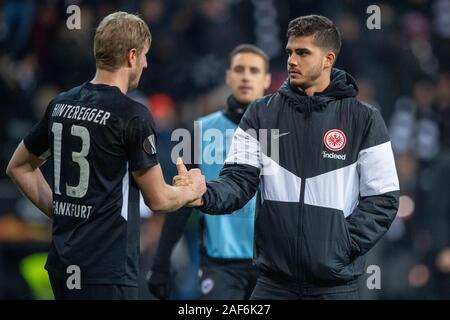 Martin HINTEREGGER (links, F) und Andre SILVA (F) schütteln sich die Hände nach dem Spiel, der Hände, der Händedruck, enttäuscht, enttäuscht, Enttäuschung, Enttäuschung, traurig, frustriert, enttäuscht, frustriert, die Hälfte Abbildung, Bild, Geste, Gestik, Europa League, Gruppenphase, Gruppe F, Spieltag 6, Eintracht Frankfurt (F) - vitoria Guimaraes (VG) 2:3, am 12.12.2019 in Frankfurt/Deutschland. Â | Verwendung weltweit Stockfoto