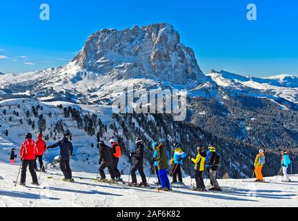 Skifahrer am Grödner Joch, Passo Gardena, gegen die Saslonch Berg, Langkofel, Gröden, Dolomiten, Südtirol, Italien Stockfoto