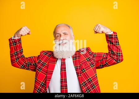 Close-up Portrait seiner er schöne attraktive stolz, arrogant Heiter Heiter grauhaariger Mann, der überprüft, Jacke, Bizeps, die über helle isoliert Stockfoto