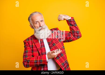 Ich werde schützen Sie Baby. Foto von coolen Look opa Modell Kerl zeigen erstaunliche Bizeps selbstbewusst tragen rot karierten Sakko krawatte Outfit isoliert Stockfoto