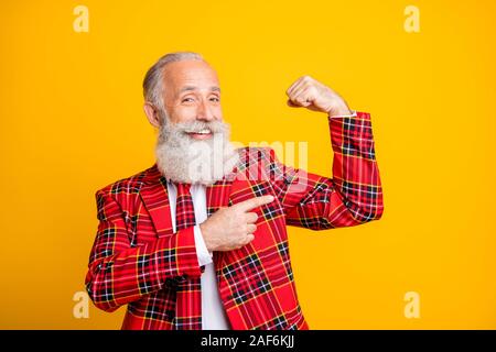 Close-up Portrait seiner er schön schön Heiter Heiter froh Inhalt grauhaariger Mann macho zeigen Muskeln über Helle, lebendige/ Isolierte lebendige Stockfoto