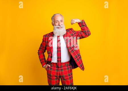 Porträt Seiner er schöne attraktive froh, Heiter Heiter starke grauhaariger Mann, der überprüft Jacke zeigt Muskeln über Helle, lebendige/-isoliert Stockfoto