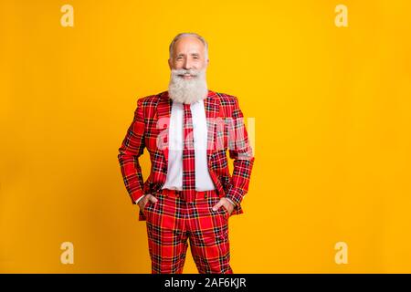 Porträt Seiner er schöne attraktive Heiter Heiter Inhalt grauhaariger Mann, der überprüft Jacke Neujahr festlich über Helle, lebendige/-isoliert Stockfoto