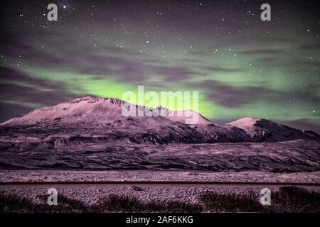 Nordlichter über dem Berg in Reykjavik Island, Aurora Polaris, auch bekannt als Nordlichter Aurora Borealis, Stockfoto