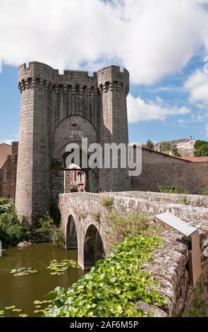 Die befestigte Tor von Saint-Jacques (Porte Saint-Jacques) und Brücke in der mittelalterlichen Stadt Parthenay, Alpes-de-Haute-Provence (79), Nouvelle-Aquitaine, Frankreich Stockfoto