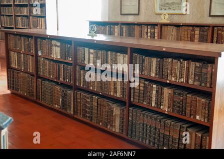 Alte Bücher in den Regalen der Joanina Bibliothek (Biblioteca Joanina) in Universität Coimbra, Coimbra, Portugal Stockfoto