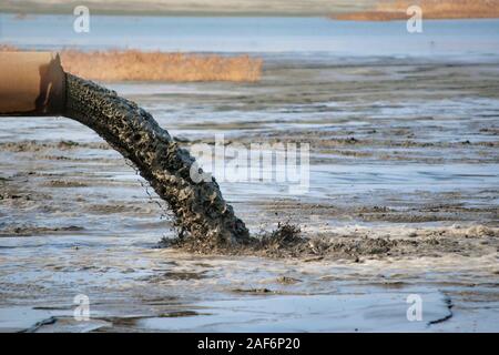 Schmutziges Wasser fließt vom rostigem Eisen. Arbeiten bündig am Amber Fabrik in Yantarvy Dorf, Russland Stockfoto