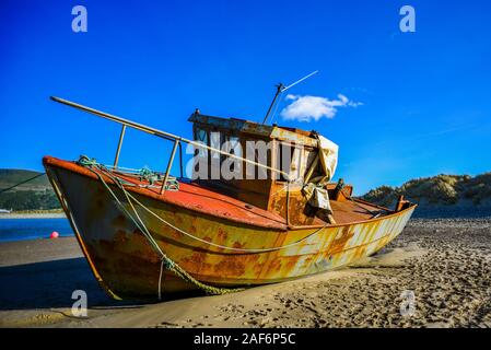 Rusty verlassenes Schiff an Land bei Ebbe. Stockfoto