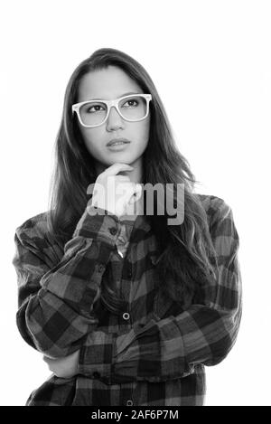 Studio shot der jungen schönen Frau denken und suchen beim Tragen von Brillen Stockfoto