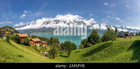 Panoramablick auf die Alpen und den See vom Balkon aus Brienz, Interlaken Schweiz Stockfoto