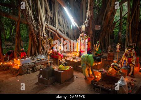 TAMIL NADU, Indien - Dezember 2019: Deepam Festival der Lichter in Anspruch, eine Gemeinschaft von Auroville Stockfoto