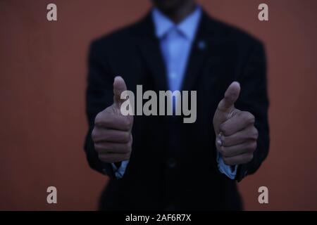Business Mann zeigt Daumen oben unterzeichnen Gesten Stockfoto