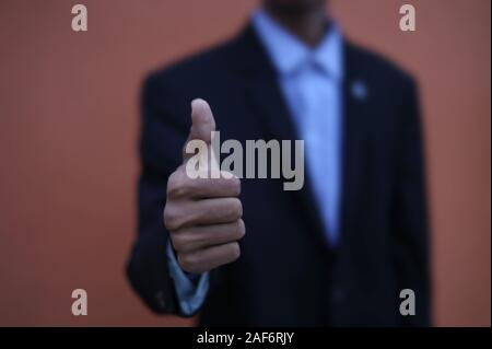Business Mann zeigt Daumen oben unterzeichnen Gesten Stockfoto