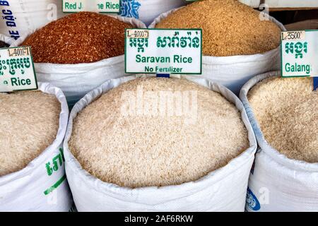 Säcke von saravan Reis einer anderen Reissorten für Verkauf Alter Markt von Siem Reap Kambodscha Stockfoto