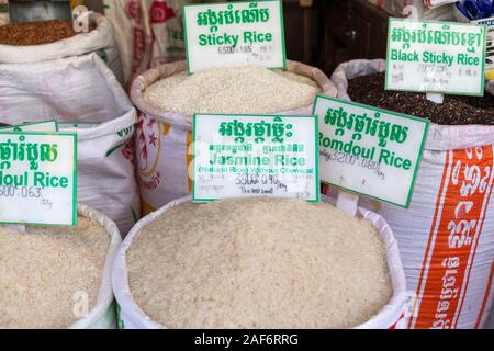 Säcke mit Reis zum Verkauf Alter Markt von Siem Reap Kambodscha Stockfoto