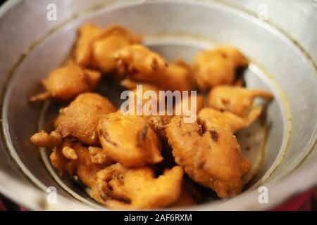 Indische Speisen zum Mitnehmen, würzigen Zwiebeln bhajis Stockfoto