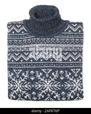 Blau gestrickt Weihnachten rollkragen pullover oder Pullover aus traditionellem Design mit weißen Skandinavischen geometrische Verzierung auf weißem Hintergrund gelegt gefaltet Stockfoto