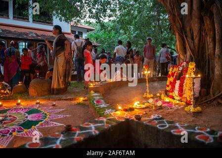 TAMIL NADU, Indien - Dezember 2019: Deepam Festival der Lichter in Anspruch, eine Gemeinschaft von Auroville Stockfoto