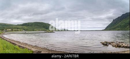 Polarkreis Fjordlandschaft mit am Ufer, unter hellen trübe Licht in der Nähe von Bostad, Lofoten, Norwegen Schuß Stockfoto