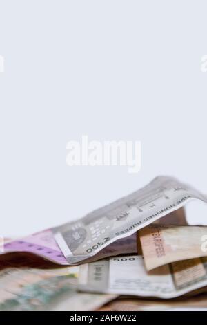 Nahaufnahme der Marke neue Bunte indische Währung Banknoten von 10, 500 und 2000 Rupien Stockfoto