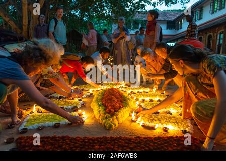 TAMIL NADU, Indien - Dezember 2019: Deepam Festival der Lichter in Anspruch, eine Gemeinschaft von Auroville Stockfoto