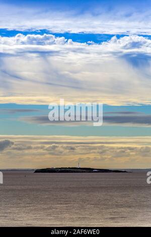 Blick nach Süden von der walisischen Stadt von Penarth an den Bristol Channel Island Flat Holm, Glamorgan, Wales, Großbritannien Stockfoto