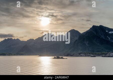 Sun geht nie in Fjord aus arktischen touristischen Städtchen, Schuß unter hellen Fake - Sonnenuntergang Licht in der Nähe von Kabelvag, Austvagoya, Lofoten, Norwegen Stockfoto