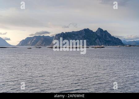 Sun geht nie in Fjord auf der Halbinsel des Arktischen touristischen Städtchen, unter hellen Fake geschossen - Sonnenuntergang am Henningsvær, Austvagoya, Lofoten, Stockfoto