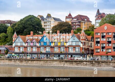 Bunte Küste Geschäfte, Wohnungen und Häuser mit Blick auf den Kanal von Bristol in Penarth, Glamorgan, Wales, Großbritannien Stockfoto