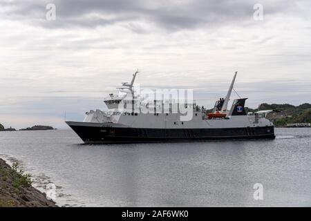 SVOLVAER, Norwegen - 16. Juli 2019: Fähre zum Dock in der Arktis touristischen Städtchen gehen, unter hellen trübe Licht schoss am 16 Juli, 2019 bei Svolvaer Stockfoto