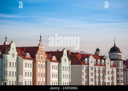 Eingerichteten europäischen Dächer und farbigen Fassaden der alten Häuser in Kaliningrad, Russland Stockfoto