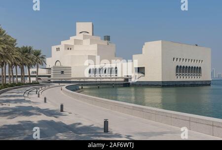 Gebaut auf der Corniche, das Museum für Islamische Kunst ist das erste seiner Art nach 14 Jahrhunderten der islamischen Kunst in der arabischen Golfstaaten verfügen über Stockfoto